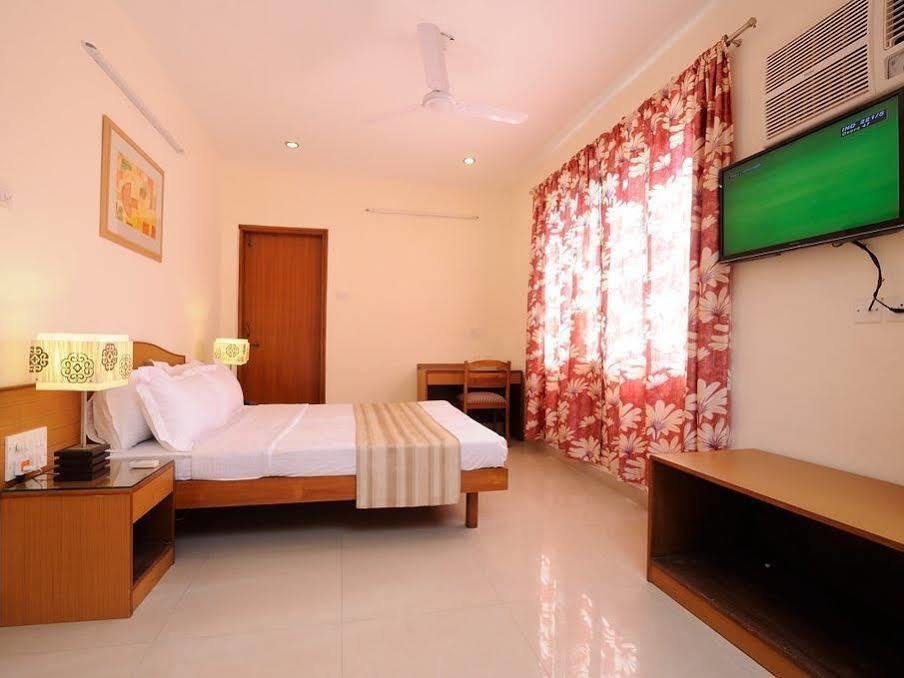 Hotel Brisa Marina Caranzalem Exterior photo